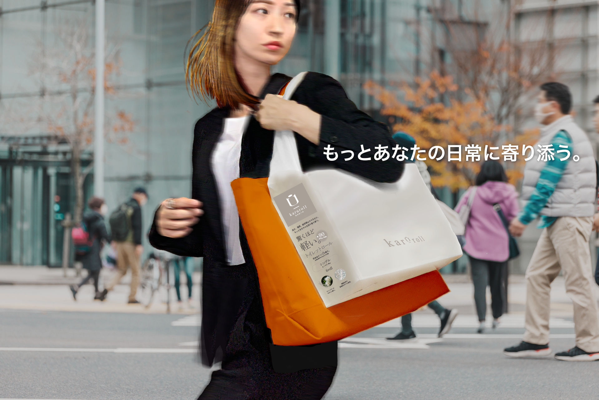 トイレットペーパーを持つ女性の画像